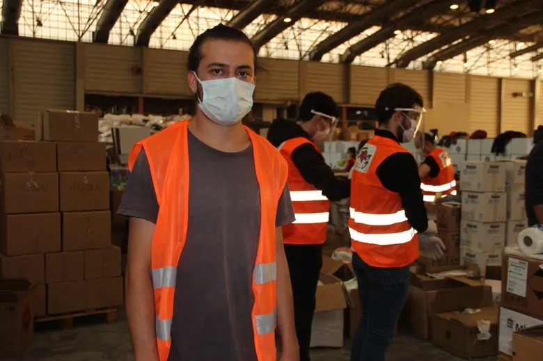 İzmir’de enkaz başında ağlayan dağcı yardım deposunda çalışıyor
