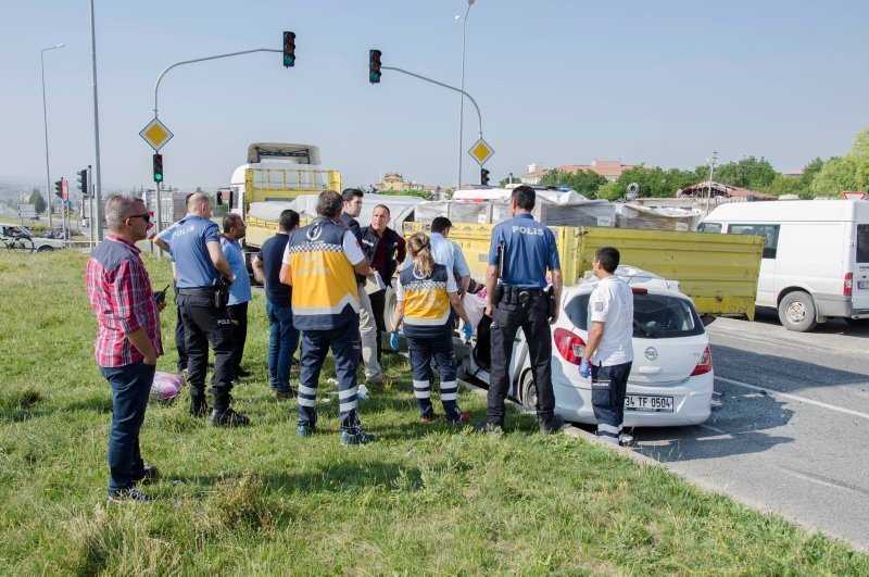 Ankara’da otomobil tıra çarptı: 3 ölü