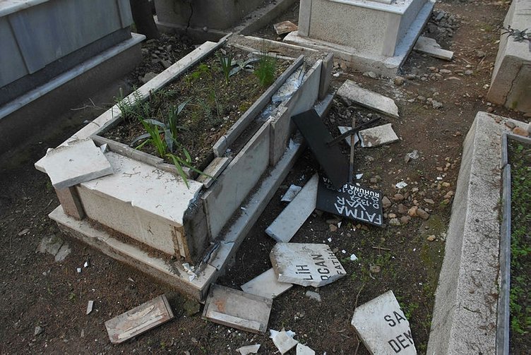 İzmir’de mezarlığa çirkin saldırı!