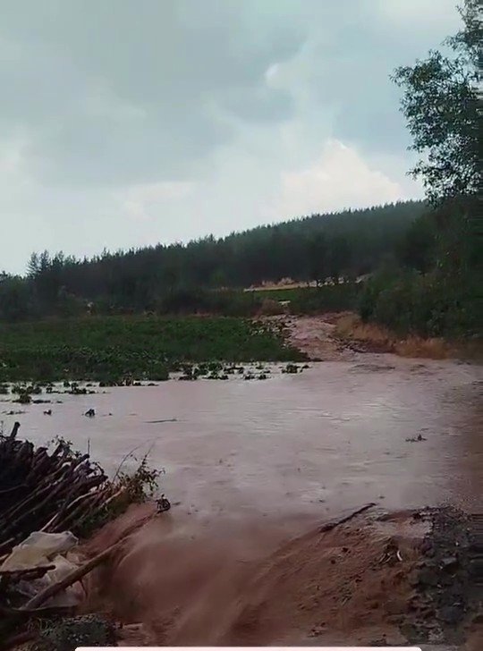 Denizli’de yollar göle döndü, toprak kaydı, sürücüler zor anlar yaşadı