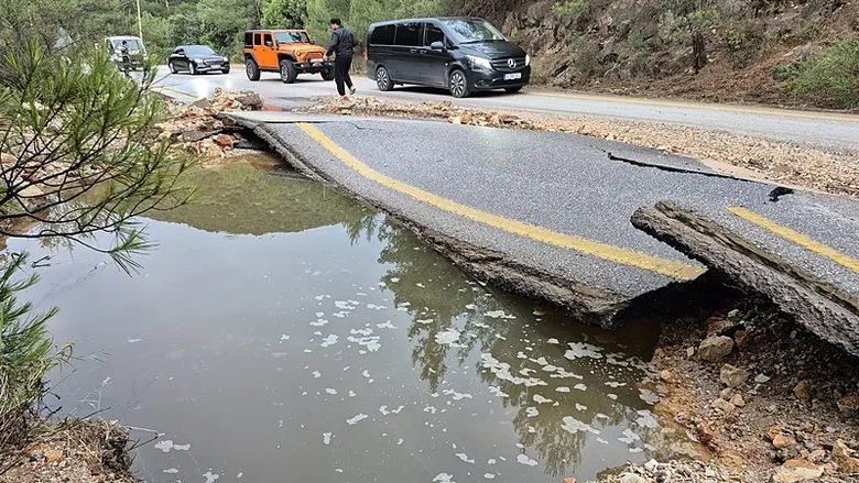 mugla-bodrumda-tanidik-goruntu-isale-hatti-patladi-tonlarca-su-bosa-akti-1779625775510.jpeg