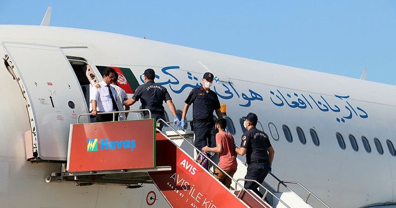 İzmir’de yüzlerce göçmen sınır dışı edildi