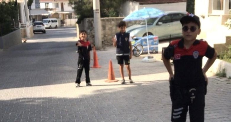 Çeşme’de polis kıyafeti giyip ’çevirme’ yapan çocuklara polisten sürpriz