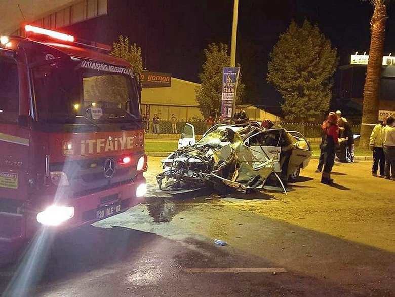Üst geçidin ayağına çarpan lüks otomobil baba - oğula mezar oldu