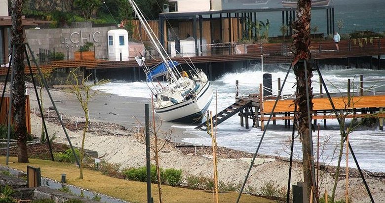 Bodrum’da fırtına kabusu: Balıkçı tekneleri battı, yelkenli gulet karaya oturdu