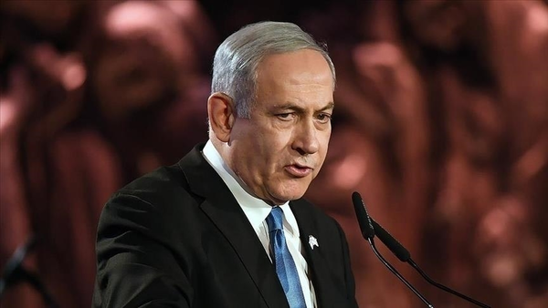 2-ay-sonra-yine-hakim-karsisinda-netanyahu-yolsuzlukla-yargilaniyor-1777364791217.png