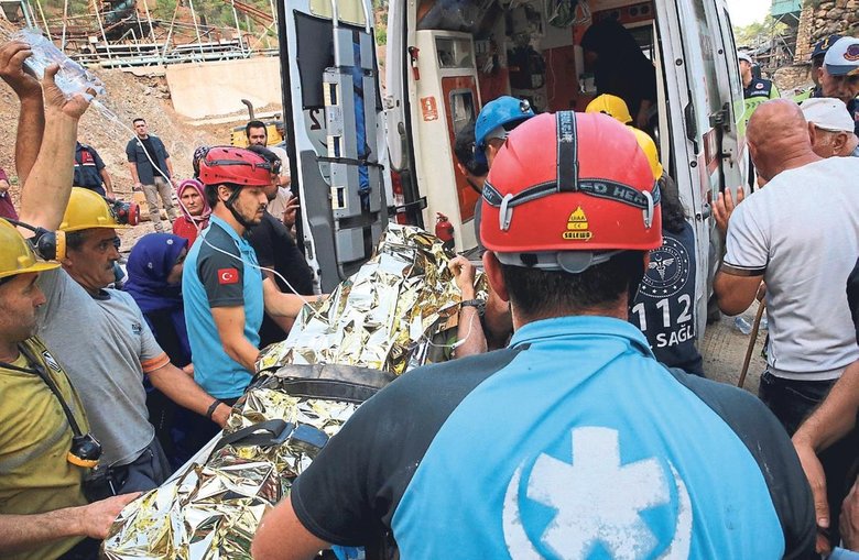 Göçükte çifte mucize: İki işçi de sağ olarak kurtarıldı