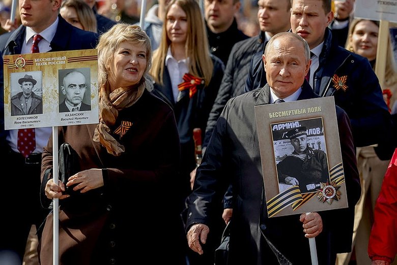 Zafer Günü’nde gövde gösterisi yapan Vladimir Putin dünyaya seslendi