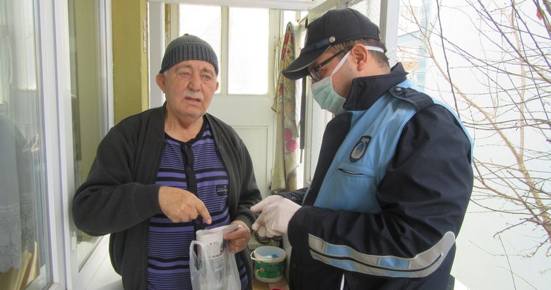 Afyonkarahisar’da zabıta ekipleri 65 yaş üstü bireylerin alışverişini yapıyor