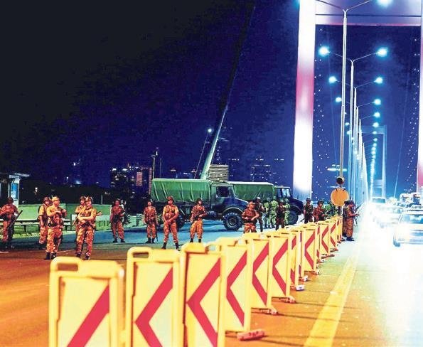 Vatandaş hainlere diz çöktürdü