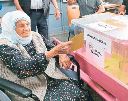 Sandık başından renkli ve ilginç seçim manzaraları