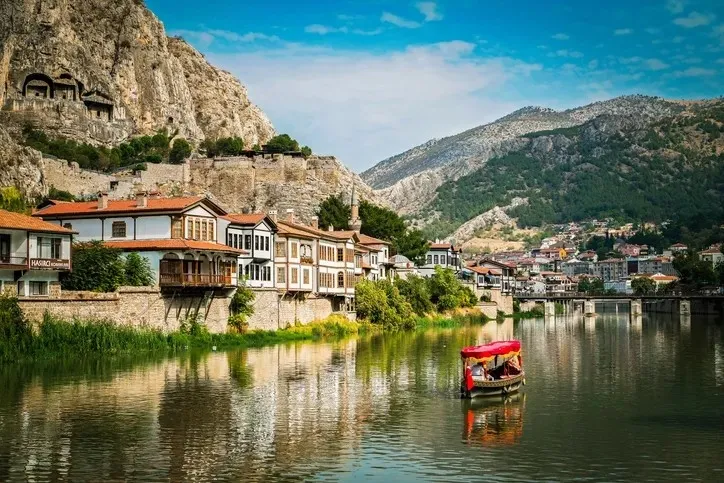deprem-riskine-karsi-uzmanlar-uyardi-eviniz-fay-hattina-uzak-mi-iste-depreme-karsi-en-guvenli-10-sehir-1787055802683.jpeg