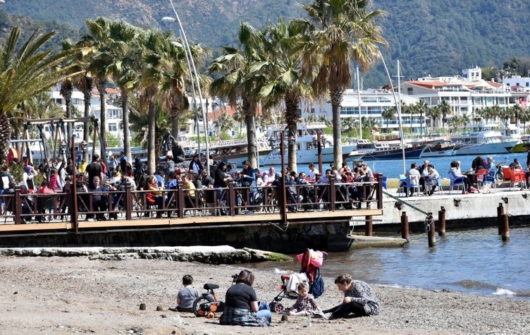 Marmaris’te mart güneşi keyfi! Herkes sahillere akın etti...