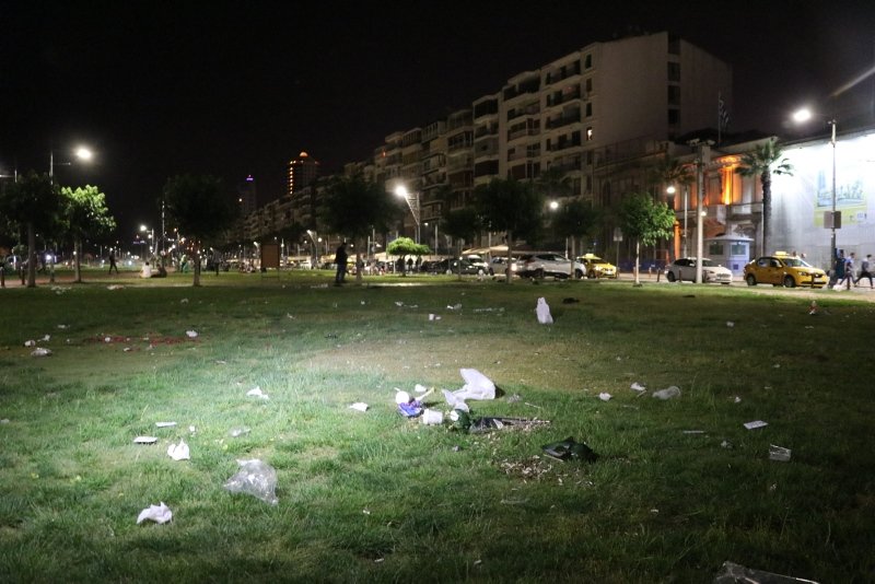 İzmir’ rezalet! Kordonboyu’nda çöp birikintileri oluştu