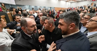 Cemil Tugay AK Partili Meclis Üyesi Akyüz’e sahtekar dedi parmak salladı! İzmir’de meclisteki arbede yargıya taşındı!