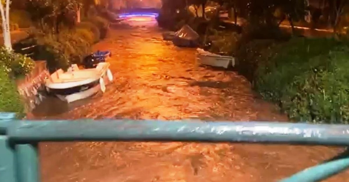 Marmaris’i sağanak vurdu, yollar göle döndü