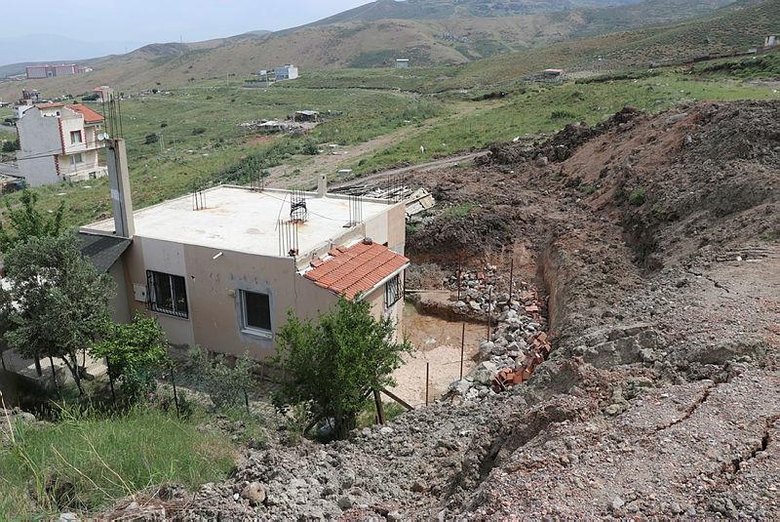İzmir’in o mahallesinde korkuyla yaşıyorlar! 5 ev daha boşaltıldı... Soyer’e büyük tepki