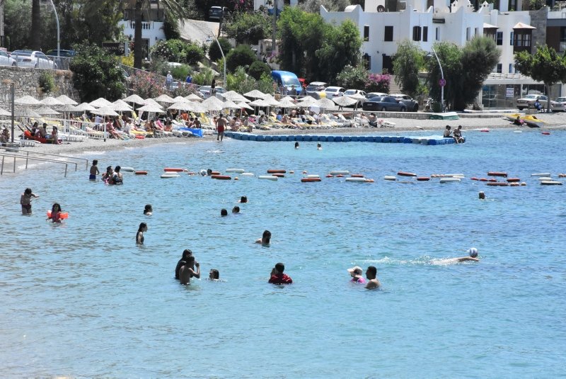 Marmaris’te plajlar ve otellerin havuz başları doldu