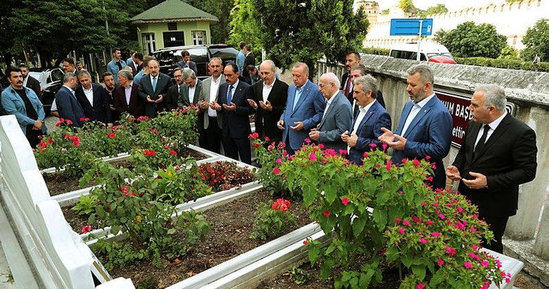 Başkan Erdoğan, Necmettin Erbakan’ın mezarını ziyaret etti