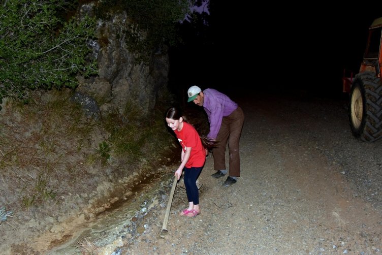 Muğla’da kızının okula gidebilmesi için veresiye parayla yol yaptırdı