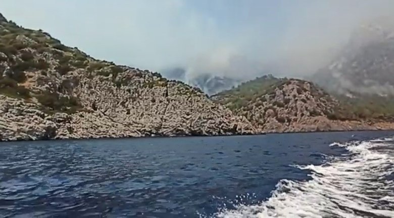 Muğla’da rüzgar yön değiştirdi! Yangın Domuz Koyu’na sıçradı