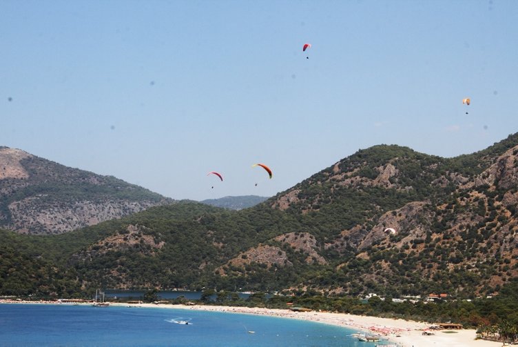 Muğla’da turistler sıcak havada denize koştular