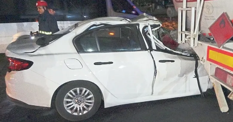 Aşırı süratli otomobil tankere ok gibi saplandı