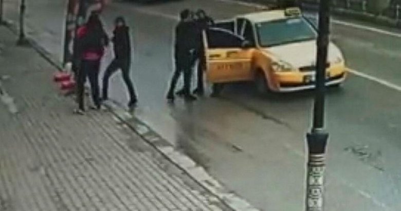 Taksi ile polisten kaçan 2 şüphelinin yakalanma anı kamerada! Film sahnesi gibi görüntüler