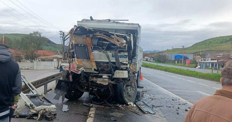 İzmir’de kaza: Belediye kamyonuna arkadan çarptı!