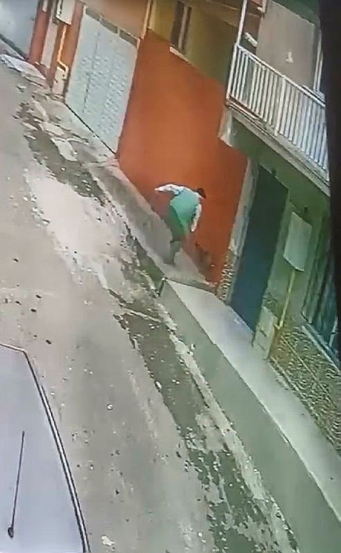 İzmir’de, sokak kedisine keserli saldırı!