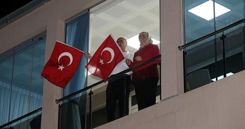 Vali Köşger, balkonlarında İstiklal Marşı okuyan İzmirlilere eşlik etti