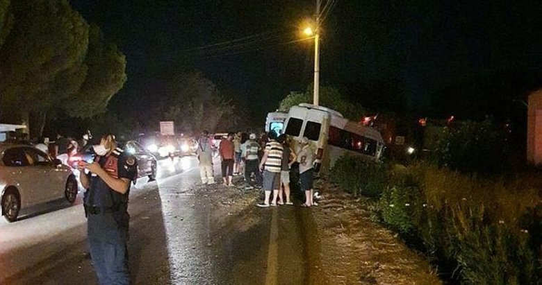 İzmir’de minibüs, kepçeye çarptı: 4 yaralı