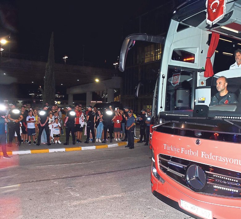 Milliler İzmir’de... Montella’dan 9 Eylül mesajı