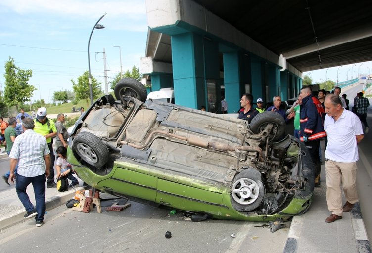 Manisa’da feci kaza! Devrilen otomobildeki iki kadın yaralandı