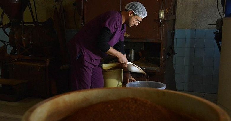 Kütahya’da dede mirası 30 yıllık makine ile dibek kahvesi üretiyor