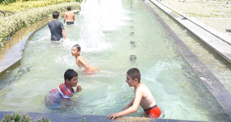 İzmir’de tehlikeli serinlik! Çocuklar yasak dinlemeyip süs havuzlarına girdiler