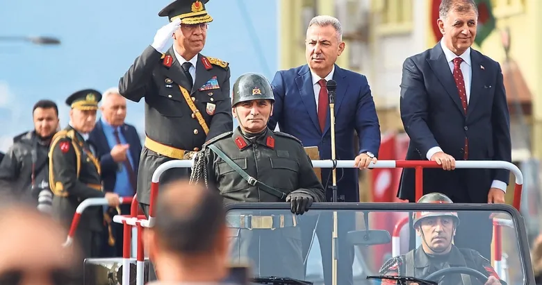Cumhuriyet coşkusu meydanlara sığmadı