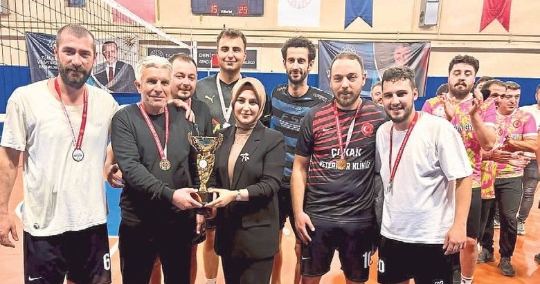 Çal’daki voleybol turnuvası nefes kesti