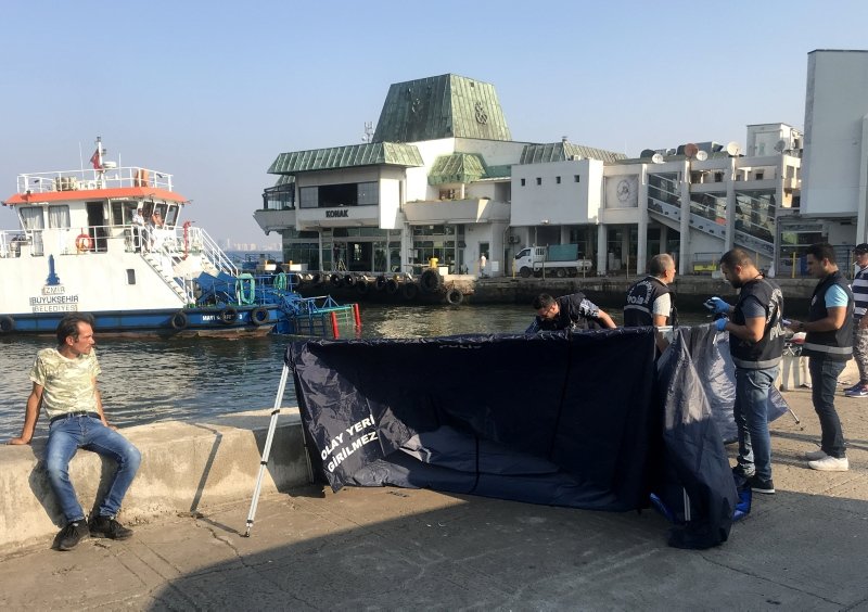 İzmirde denizde erkek cesedi bulundu