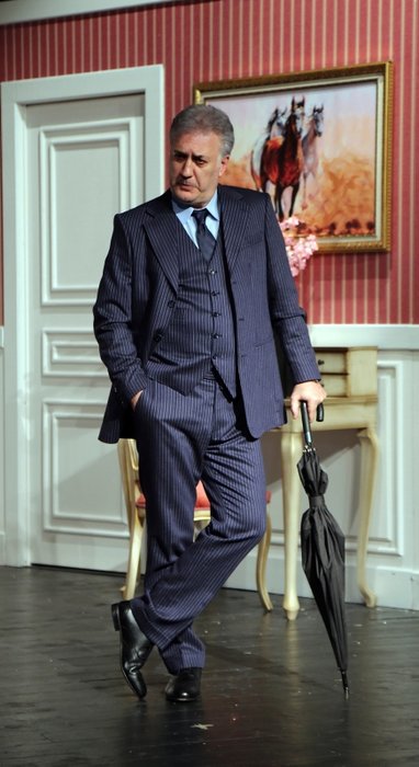 Ünlü oyuncu Tamer Karadağlı sosyal medya fenomenlerine verdi veriştirdi