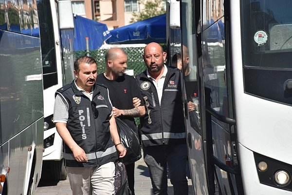 son-dakika-ege-universitesinde-31-milyarlik-dev-vurgun-izmirdeki-yolsuzlugun-haritasi-ortaya-cikti-27-kisi-tut-1781347377240.jpeg