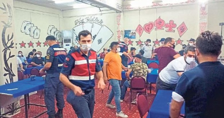 İzmir’de kumar baskını: 119 kişiye ceza