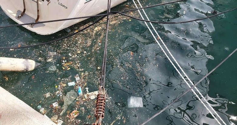 Datça’da deniz yüzeyindeki kirlilik göze çarpıyor