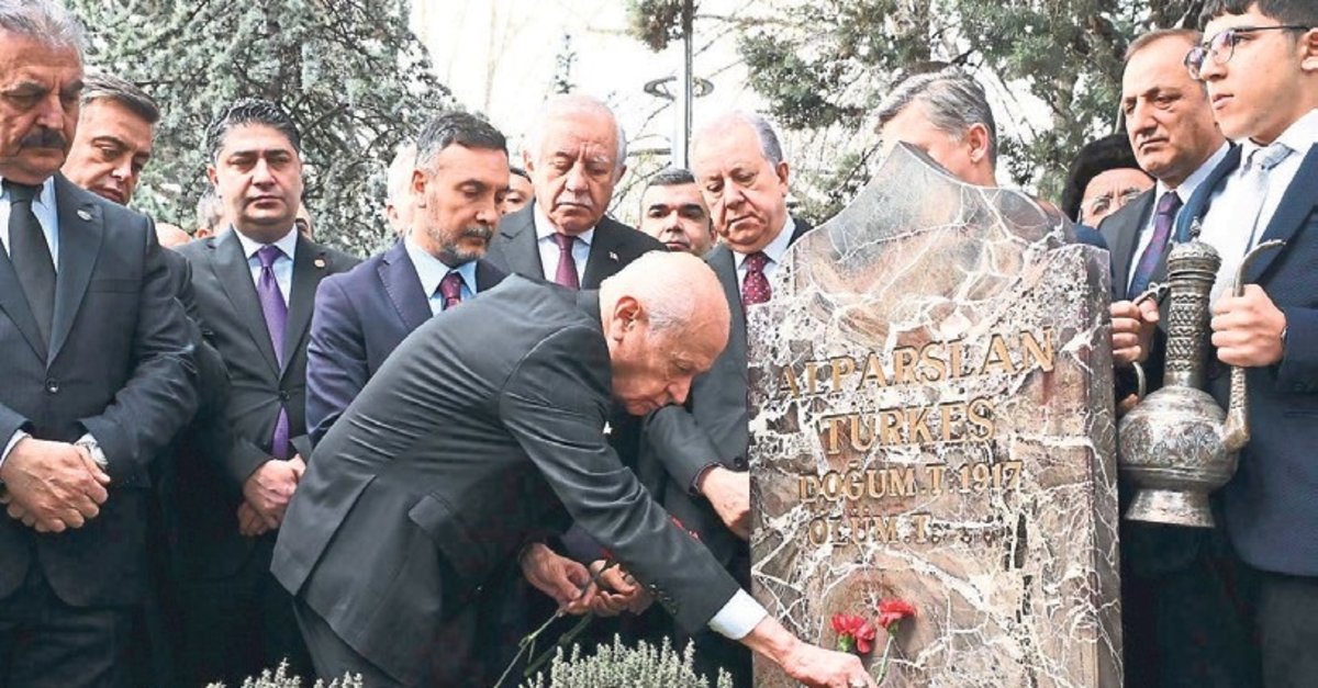 Bahçeli, Türkeş’in mezarını ziyaret etti