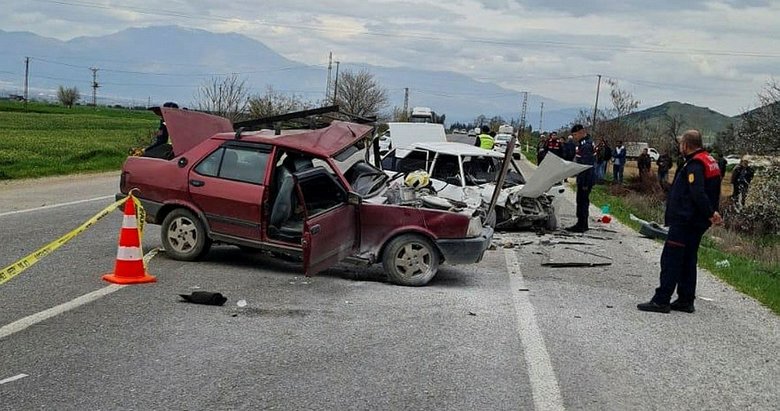 Tire’de iki otomobil çarpıştı: 2 ölü 1 yaralı
