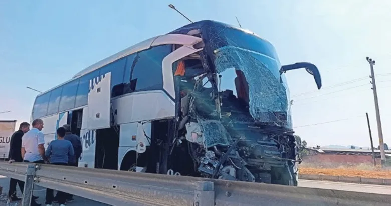 Yolcu otobüsü kamyonetle çarpıştı: 1 ölü, 15 yaralı
