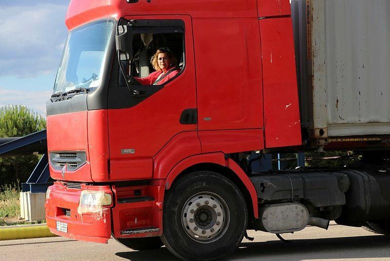 Manisalı 4 çocuk annesi tır şoförü Ayla Ercan, ilk uzun yol seferine hazırlanıyor