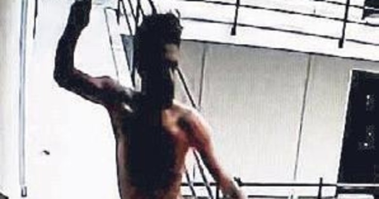 Bıçağı önce fırlattı sonra sırtına sapladı