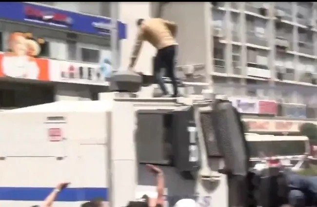 izmirde-chpli-provokatorden-akilalmaz-hareket-tomaya-cikip-tekmeledi-o-anlar-kamerada-1779797320646.jpeg