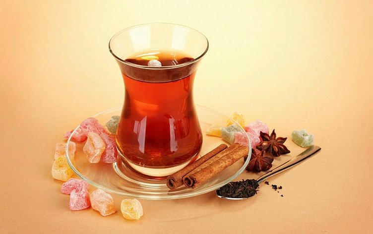 Günde 10 bardak şekerli çay, yılda 3 kilo aldırıyor